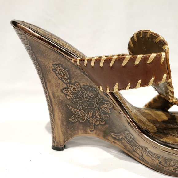 FASHION FOCUS Wood Rose Design Wedge - Picture 5 of 10
